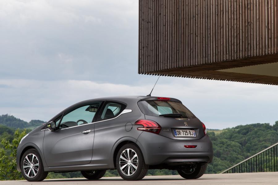  Peugeot 208 3-Door 2015 года  (фото 7 из 15)